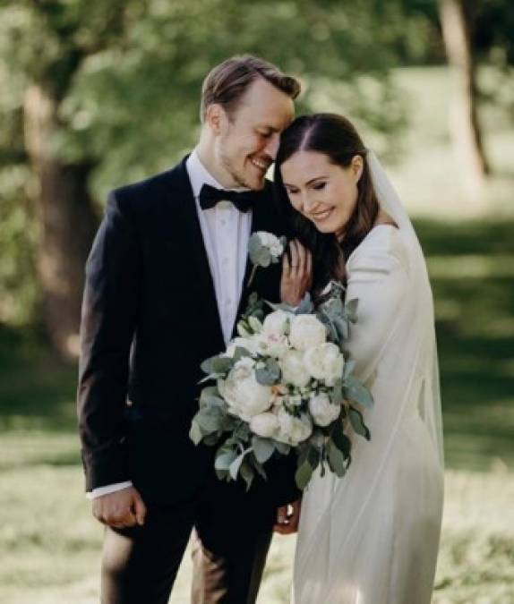 La premier millennial utiliza sus redes sociales para comunicarse con sus ciudadanos pero también para compartir detalles de su vida privada como su reciente boda con el exjugador de fútbol Markus Räikkönen.