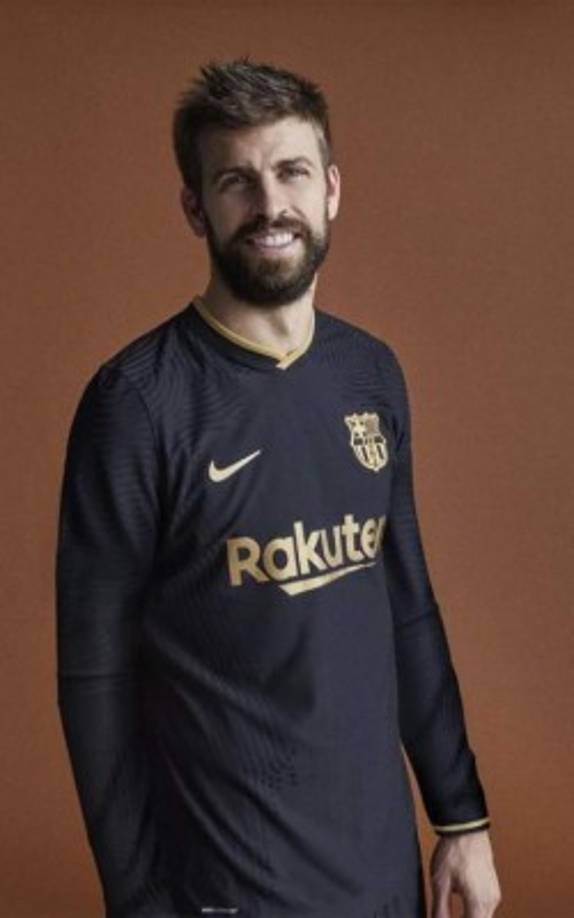 Otro capitán del Barça, Gerard Piqué, también se animó a posar con la segunda equipación que usará el equipo en la próxima campaña.