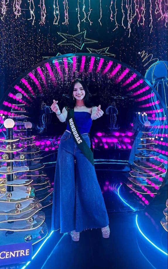 Es estudiante de Marketing y labora como presentadora de televisión. 