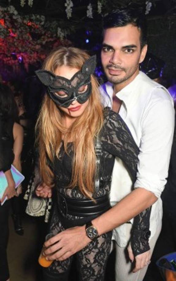 El provocativo atuendo de Lindsay Lohan fue lo más llamativo en la fiesta de disfraces a la que acudieron varios famosos.
