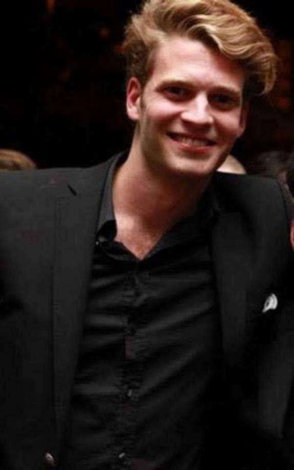 La familia Spencer se mudó en 1995 cuando los niños eran muy jóvenes, para escapar de la atención de los medios. En diciembre de 1997, los padres de Louis, Charles y Victoria, se divorciaron; La princesa Diana murió solo cuatro meses antes mientras el caso de divorcio estaba en proceso. Charles regresó al Reino Unido después de la separación.<br/>