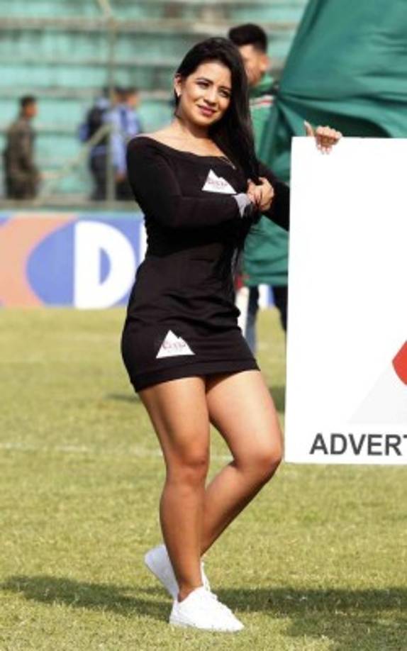 Esta hermosa chica engalanó el partido entre Marathón y Honduras Progreso.
