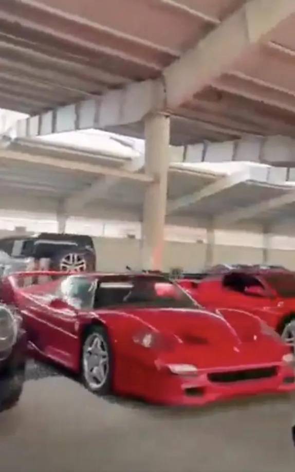 Resalta un Ferrari F50, con un valor de más de tres millones de dólares.