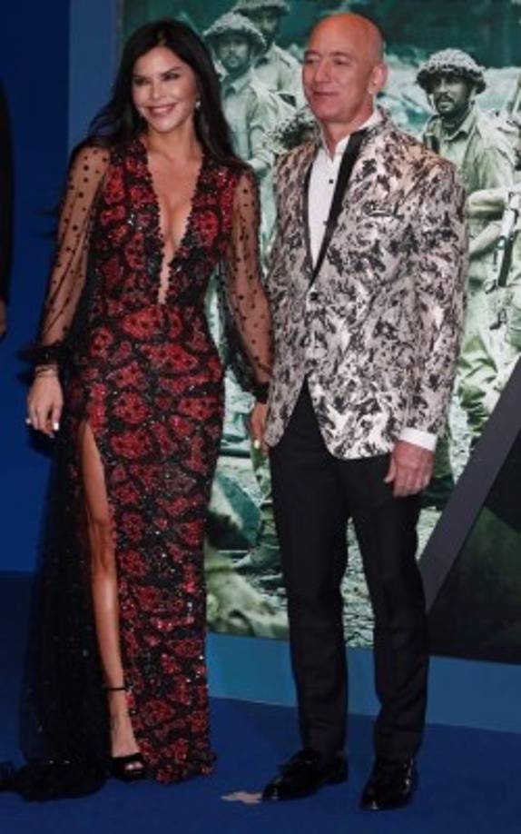 La infidelidad de Bezos fue expuesta por medios estadounidense tras filtrarse mensajes e imágenes íntimos del hombre más rico del mundo que demostraban la aventura extramatrimonial que estaba teniendo con Lauren.