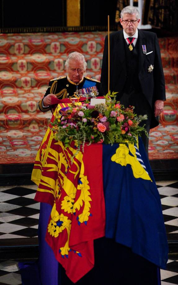Al terminar, Carlos colocó la bandera en el féretro antes de que este descendiera a la cripta en la capilla de San Jorge, donde la reina será sepultada junto a su esposo y padre.