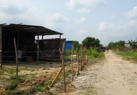 El subcomisionado Turcios al momento de hacer el comunicado a las 300 familias en la colonia Planeta de La Lima, Cortés.