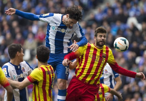 El Barça se lleva el derbi catalán con un gol de penal de Leo Messi