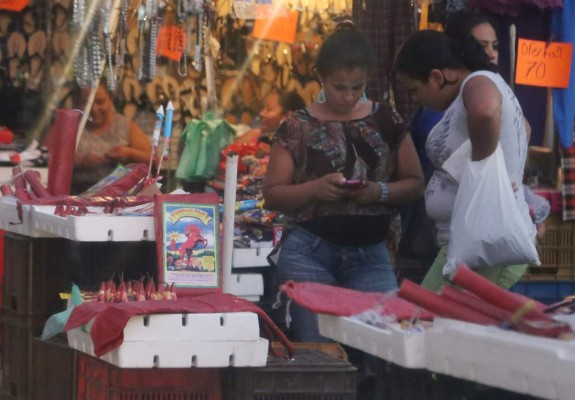 Descarada venta de cohetes y morteros en centro sampedrano