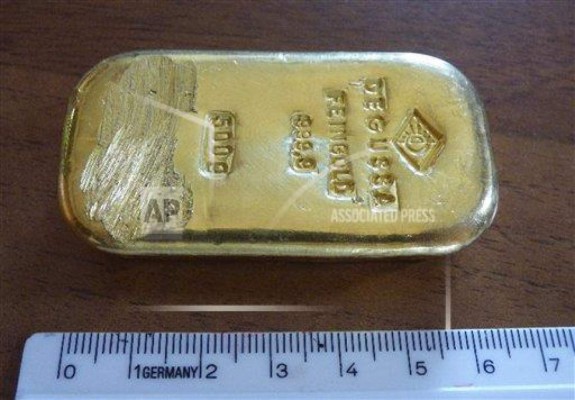 Adolescente encuentra una barra de oro en un lago