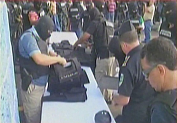 Capturan a 12 supuestos delincuentes con granadas y AK-47