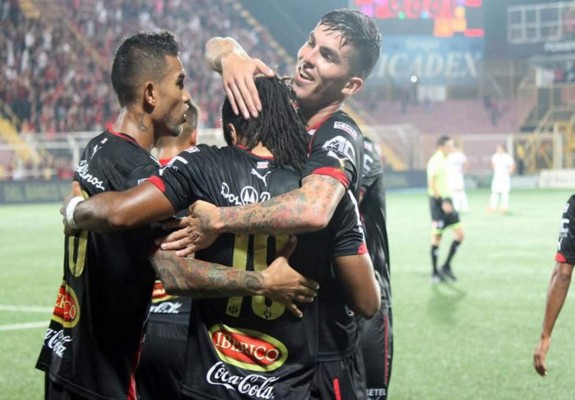 Carlos Discua y Alajuelense hacen historia con nuevo triunfo