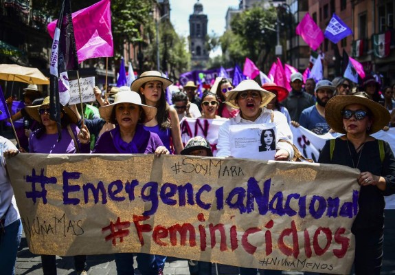 Miles de mexicanas marchan clamando justicia para joven asesinada
