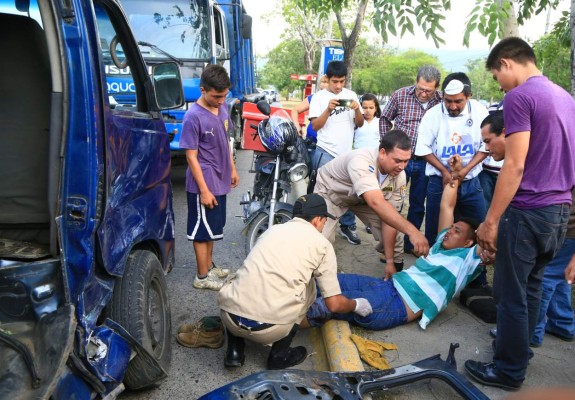 Cinco heridos deja choque entre rapidito y pick up en avenida Juan Pablo II