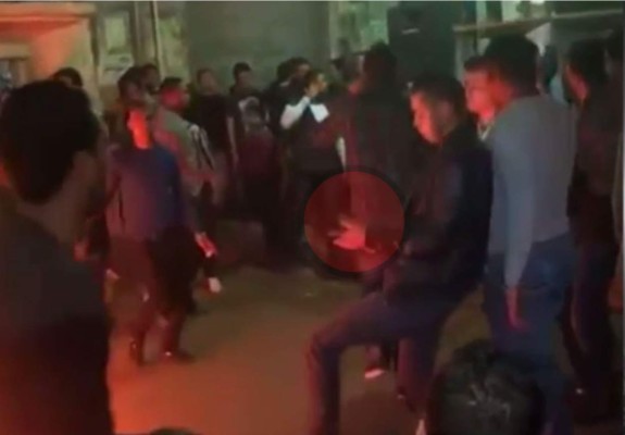 La imprudencia de este hombre de disparar su arma al aire, provocó un herido. Foto YouTube.