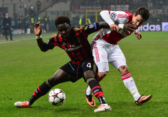 Milan accede a octavos tras resistir con diez ante el Ajax