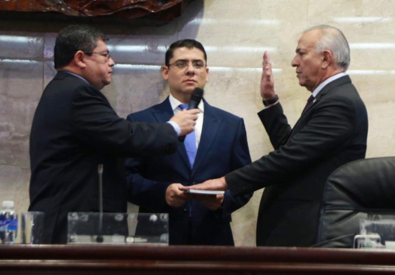Mauricio Oliva preside la junta provisional en el Congreso Nacional