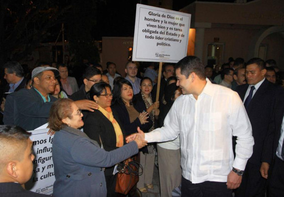 Juan Orlando recibe a evangélicos y les pide orar por su Gobierno