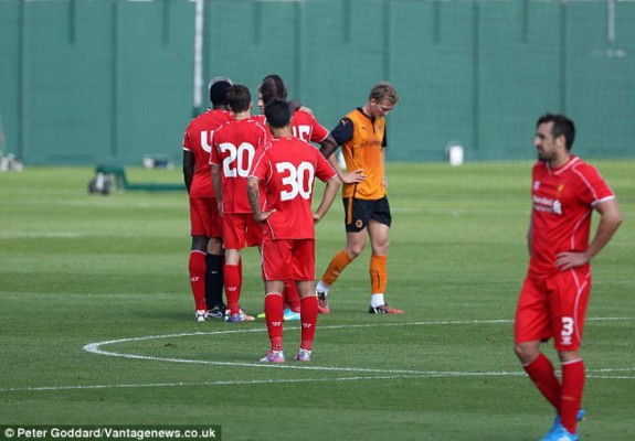 Balotelli agrede y pisa a un jugador rival en duelo amistoso