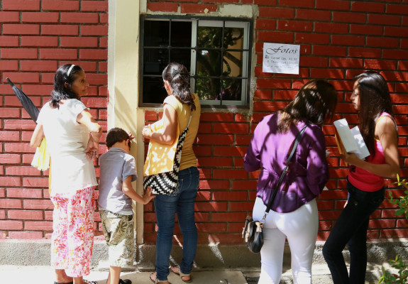 Madrugan por cupo en colegios oficiales de San Pedro Sula