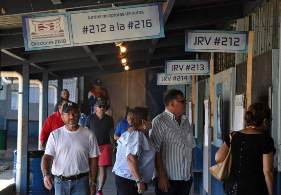 Abren las mesas de votación para la segunda ronda presidencial en Costa Rica