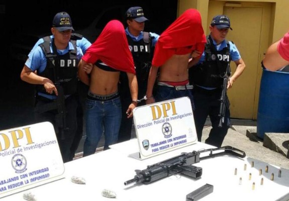 Capturan a supuestos asaltantes con tarjetas de bancos y subametralladora