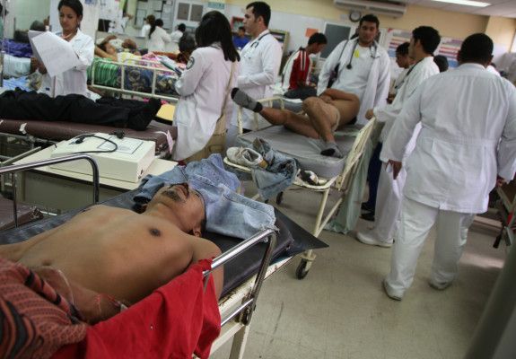 Un muerto y 10 heridos en choque entre rapiditos