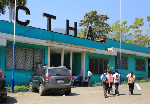 Solo cinco centros educativos sampedranos destacan en pruebas de la Unah