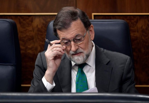 Rajoy queda a un paso de la destitución en España