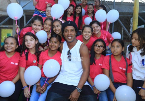Ronaldinho demuestra su grandeza con niños de Honduras