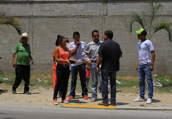 Policía continúa investigación de masacre frente a karaoke