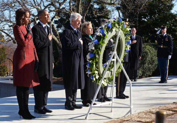Obama y los Clinton honran a Kennedy en vísperas del aniversario de su muerte