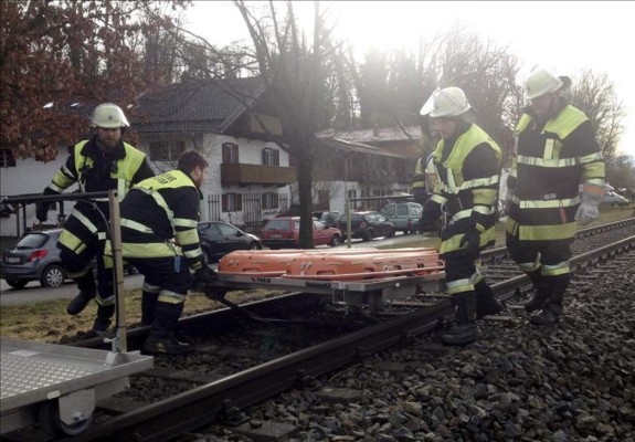 Choque frontal de trenes deja 8 muertos y 150 heridos en Alemania