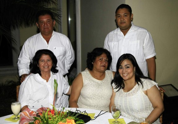 Erika Fajardo y Jaime Aguilar despiden su soltería