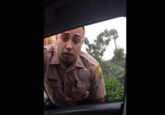 Mujer detiene a policía que manejaba a exceso de velocidad