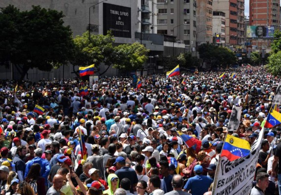 En vivo: Oposición venezolana desafía en las calles a Maduro