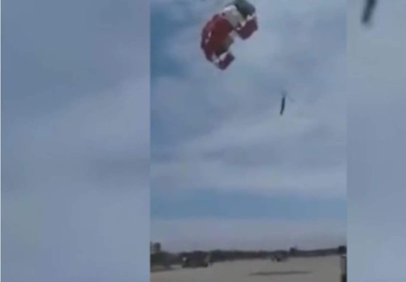 Se le suelta cinturón de seguridad del paracaídas y sufre caída mortal