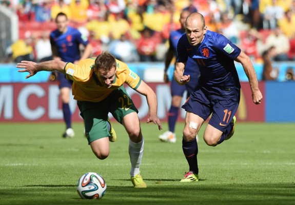 Holanda sofoca la rebelión australiana y se mete a octavos