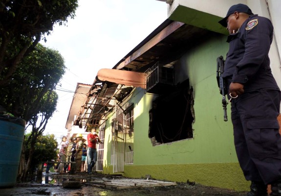 Esposos y sobrino mueren al incendiarse su casa en La Ceiba