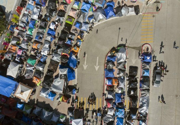 Migrantes hondureños malviven sin esperanza en la frontera de México