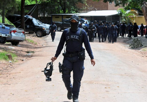 Members of the Honduran National Police Special Forces gather to announce they are holding a sit-down strike against work harassment and abuse of authority, following their request to stop repression against the Honduran people, in Tegucigalpa on June 19, 2019. - For the past two months, the Honduran police has been clashing with teachers, doctors and students who have been staging protests against the government of Honduran President Juan Orlando Hernandez for measures they say will privatize health and education services. (Photo by ORLANDO SIERRA / AFP)