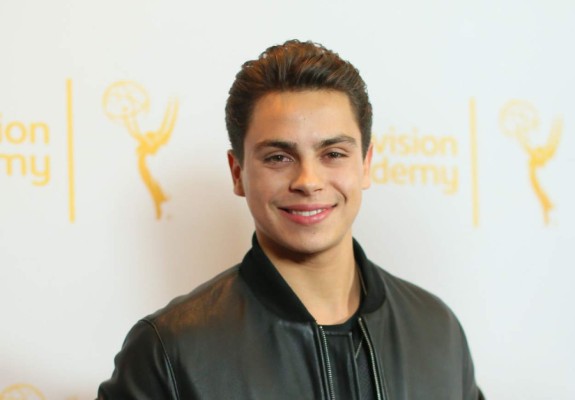 Acosa fan a actor ¡y ahora son novios!