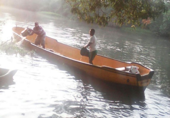 Mueren tres estudiantes garífunas tras naufragar en lancha