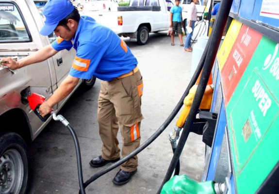 Más de un lempira bajarán los combustibles a partir de este lunes