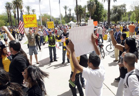 Gobernadora promulga ley antiinmigrante en Arizona