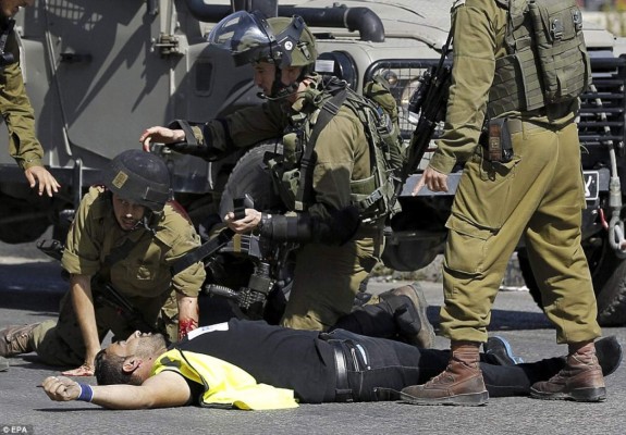 Viernes violento: 5 palestinos muertos y fuego a tumba santa