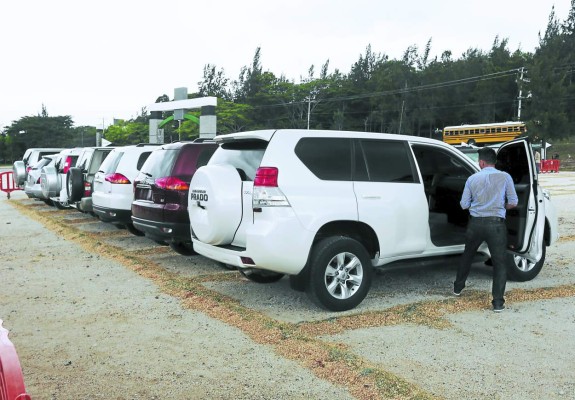 Burócratas hondureños no quieren entregar los carros de lujo para la subasta