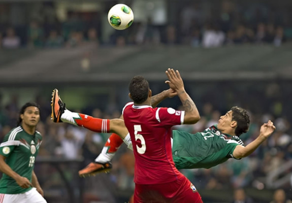 El golazo de chilena de Raúl Jiménez provoca un desahogo y da oxígeno a México