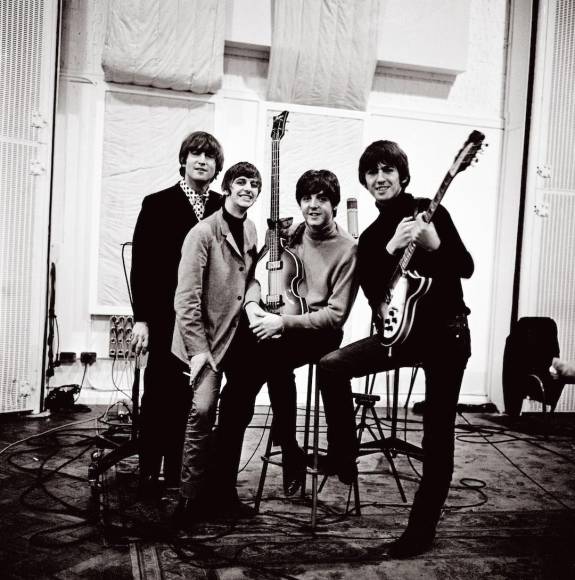 No obstante, otra gran parte de los fans prefieren celebrar el Día Mundial de Los Beatles el 16 de enero, ya que fue la fecha en la que se inauguró el emblemático Cavern Club en Liverpool (1957), lugar en que Los Beatles hicieron su debut, y por ello, muchos consideran que es la fecha oficial de la agrupación.