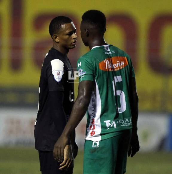 Cristian Sacaza se encaró con el defensa del Platense, Marco Martínez, durante un momento del partido.