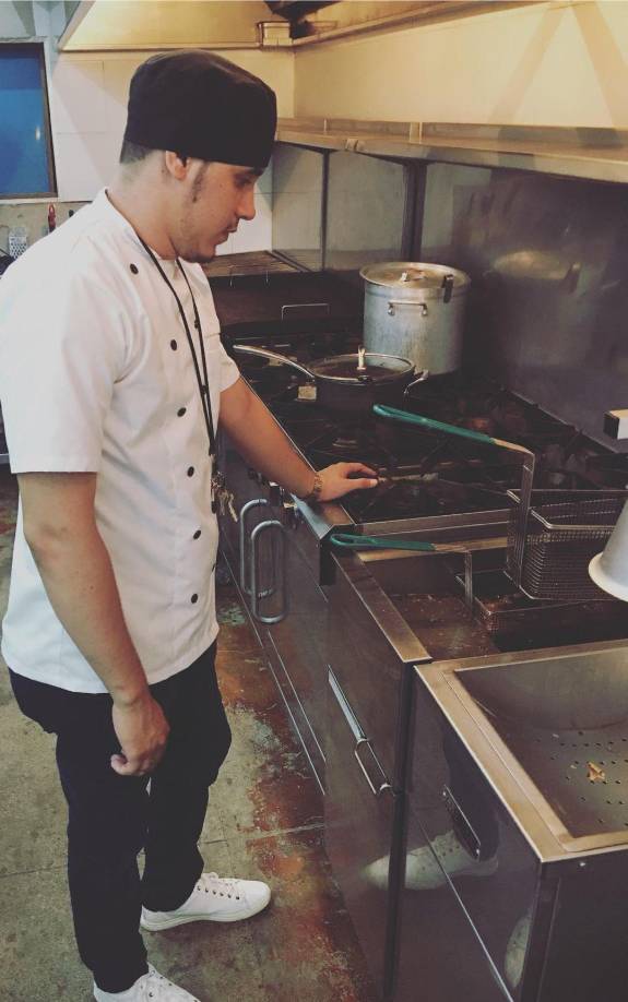 Una de las fotos que Carlos Daniel compartió en sus estados de Facebook en donde se le ve cocinando.